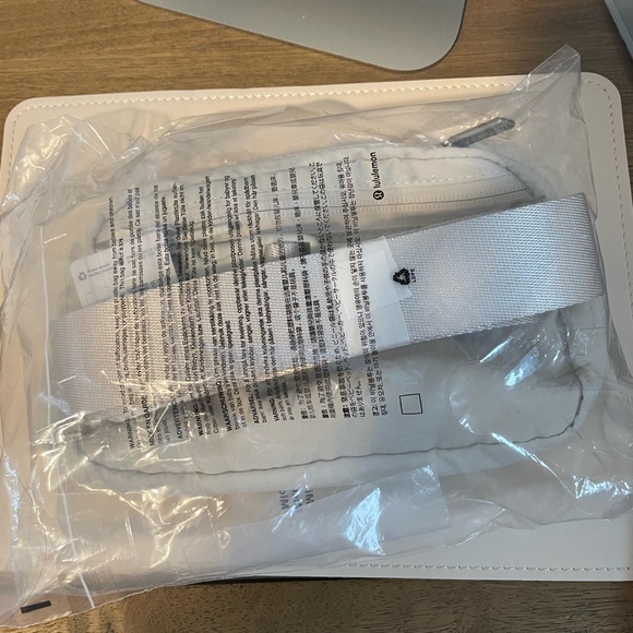 Lululemon Everywhere White Opal Belt Bag - Picture 4 of 4